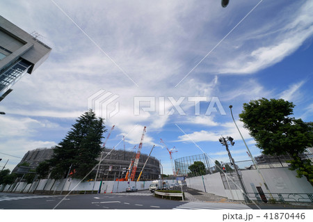 日本の東京都市景観 青空と建設中の新国立競技場(左)、右は、歩行者デッキ2号EV棟の建設現場 日本の東京都市景観 青空と建設中の新国立競技場(左)、右は、歩行者デッキ2号EV棟の建設現場 41870446