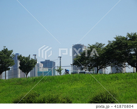 武蔵小杉タワーマンションを背景にサイクリングロード 41870804