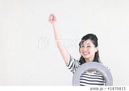 電線・女性 41870815