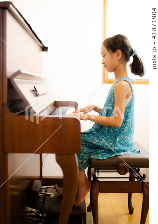 楽しそうにピアノを弾く少女 41871904