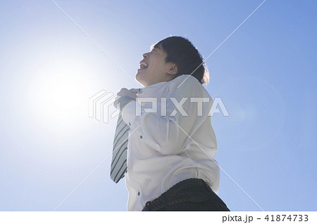 猛暑で苦むビジネスマン・イメージ・太陽・フレア・直射日光・ボケ 41874733