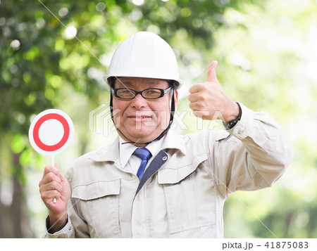 丸印のプレートを持つ現場監督 41875083