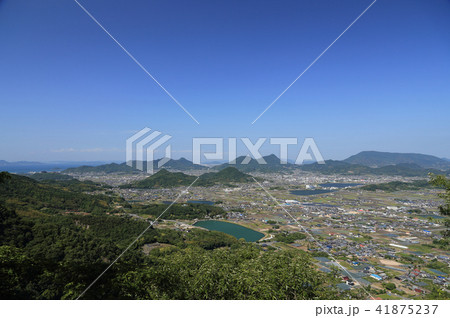三豊市の高瀬町と三野町を豊中町から見る 三豊市の高瀬町と三野町を豊中町から見る 41875237