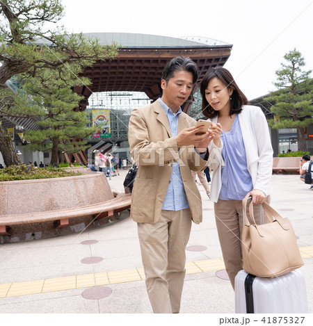 ミドルカップル 旅行 イメージの写真素材