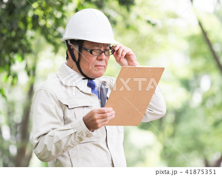 老眼で文字が見えにくい男性 老眼で文字が見えにくい男性 41875351