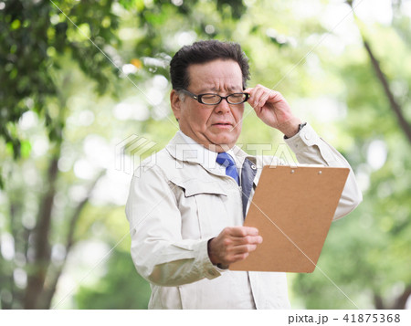 老眼で文字が見えにくい男性 老眼で文字が見えにくい男性 41875368