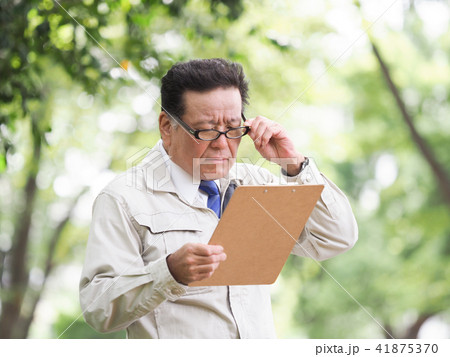 老眼で文字が見えにくい男性 老眼で文字が見えにくい男性 41875370
