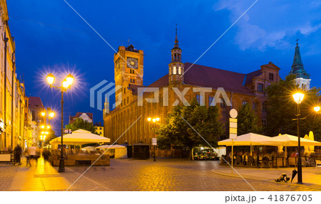 Torun Town Hall and statue of Copernicus in evening 41876705