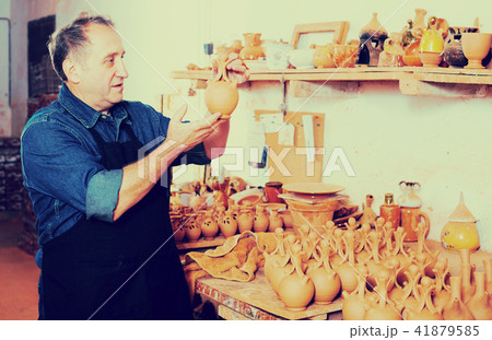 Master among the pottery 41879585