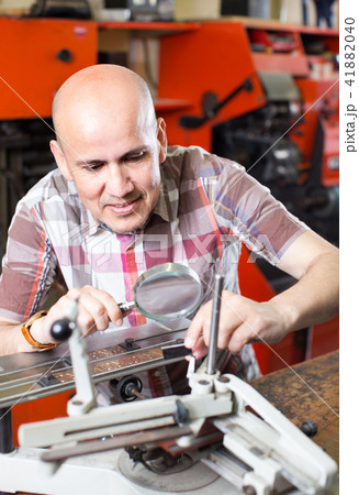 worker making nameboard 41882040