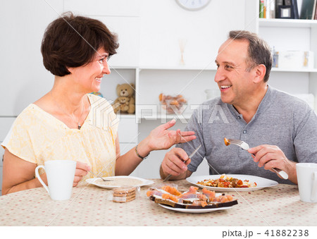 mature couple eating lunch at home . 41882238