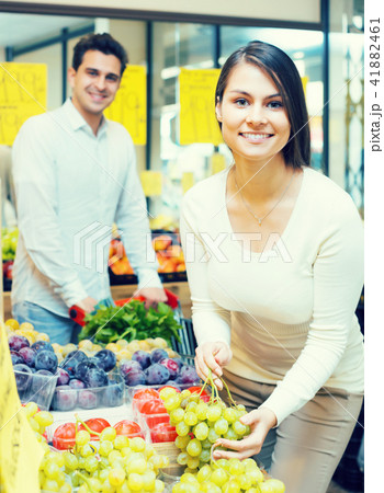 Young spouses choosing fruits Young spouses choosing fruits 41882461