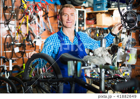 Man working with bicycles wheels 41882649