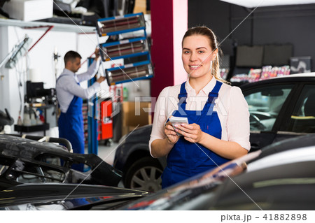 Woman mechanic writing job sheet Woman mechanic writing job sheet 41882898