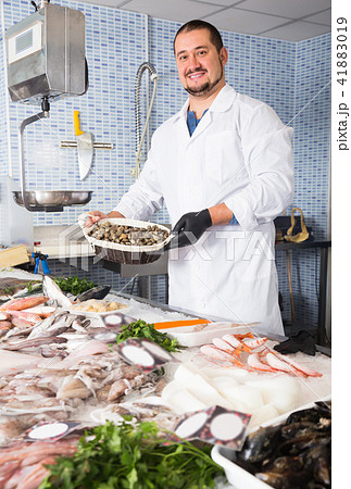 Seller offers mussels 41883019