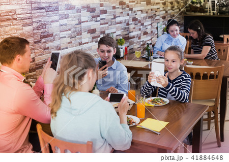 Family phubbing in cafe 41884648