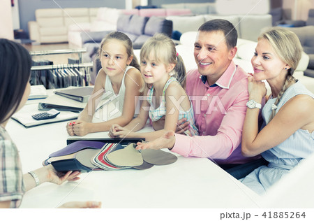 Family consulting with seller about color of new furniture Family consulting with seller about color of new furniture 41885264