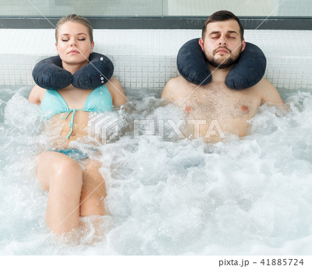 Couple relaxing in jacuzzi 41885724