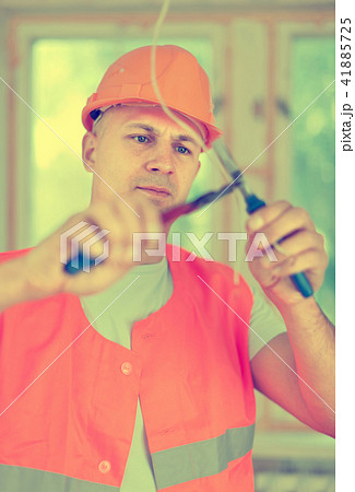 electrician installing electricity 41885725
