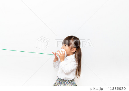 糸電話する子ども 41886020