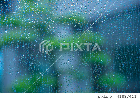 雨つぶの当たった窓ガラス　向こうに庭の緑 41887411