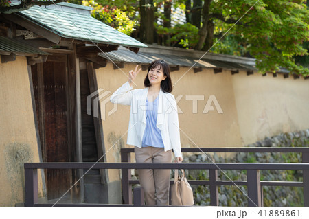 ミドル女性 旅行 イメージ 41889861