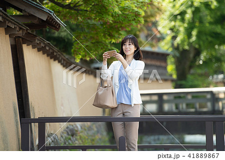 ミドル女性 旅行 イメージ 41889867