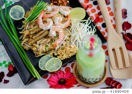 Rice vermicelli served with pork and shrimps 41890409