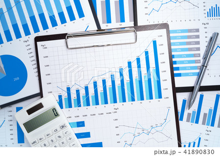 金融や会計のレポート。データの分析と収集のイメージ。青いグラフと電卓。 41890830