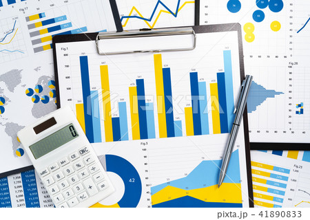 ビジネスレポートの作成と分析。多くのグラフと電卓とボールペン。 41890833