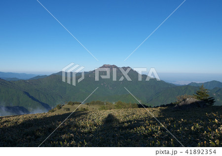 瓶ヶ森から石鎚山を望む 41892354