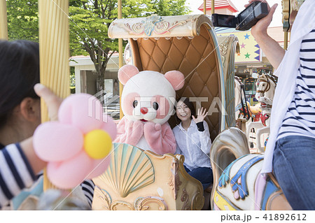 遊園地で観覧車に乗る親子 41892612