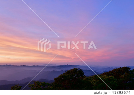 夕日に染まる大台ケ原の山並み 41892674