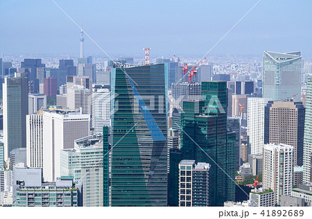 梅雨明けの東京 湿気に霞む高層ビル群と東京スカイツリー 六本木からの中望遠 18 07の写真素材 4126