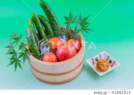氷で冷やした夏野菜 41892913