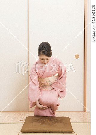 着物で座る女性 41893129