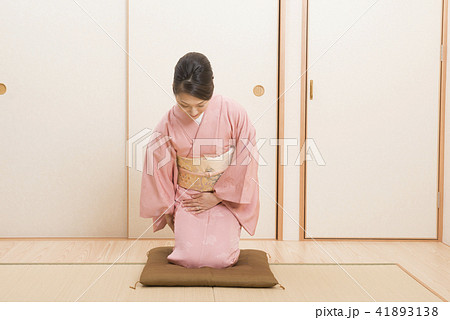 着物で座る女性 41893138