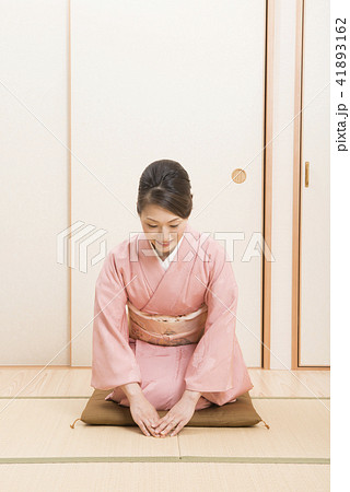 着物でお辞儀をする女性 着物でお辞儀をする女性 41893162