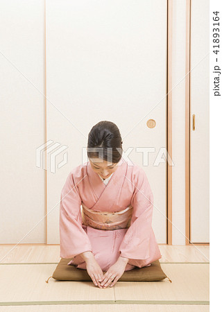 着物でお辞儀をする女性 41893164