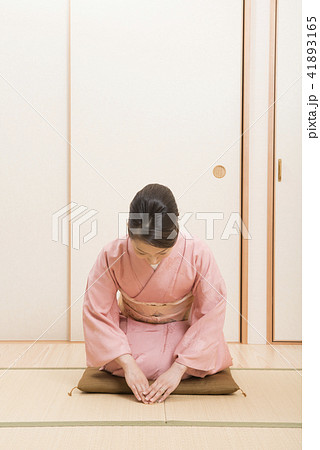 着物でお辞儀をする女性 着物でお辞儀をする女性 41893165