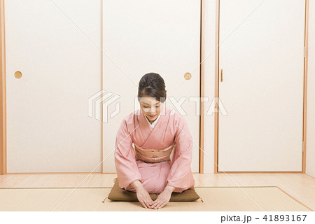 着物でお辞儀をする女性 41893167