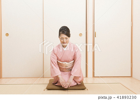 着物でお辞儀をする女性 着物でお辞儀をする女性 41893230
