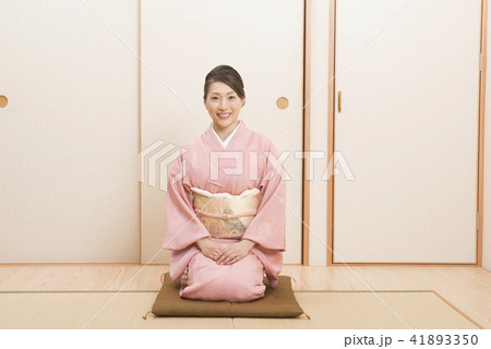 着物で座る女性 41893350