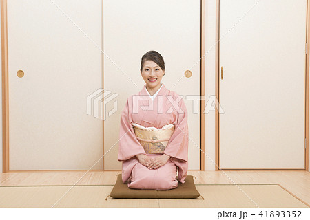 着物で座る女性 41893352