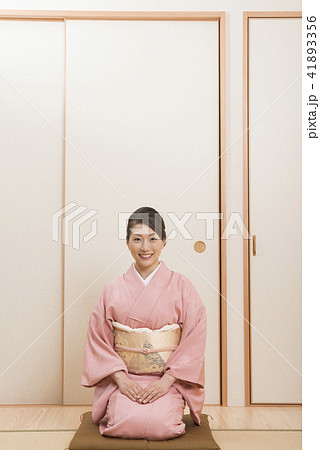 着物で座る女性の写真素材