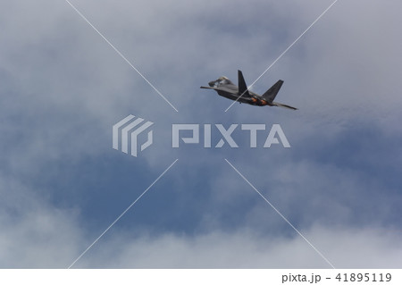 大空を駆け上る米空軍最強の戦闘機F-22ラプター 41895119