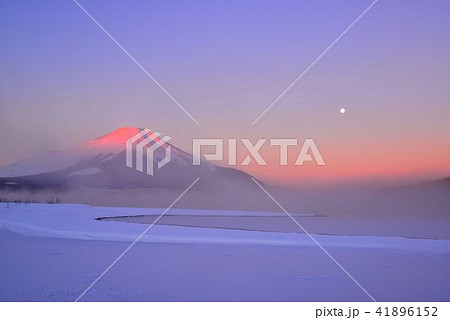 月と紅富士 41896152
