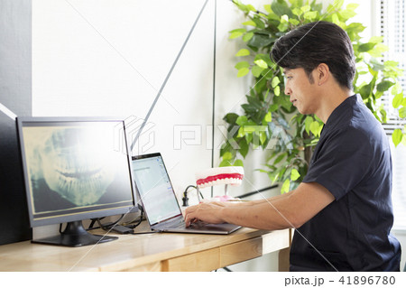 電子カルテを打ち込む歯科医師 電子カルテを打ち込む歯科医師 41896780