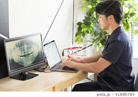 電子カルテを打ち込む歯科医師 電子カルテを打ち込む歯科医師 41896784
