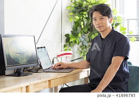 電子カルテを打ち込む歯科医師 41896785